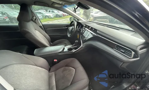 2020 Toyota Camry Le z USA, uszkodzony, nr VIN 4T1C11AK1LU999737